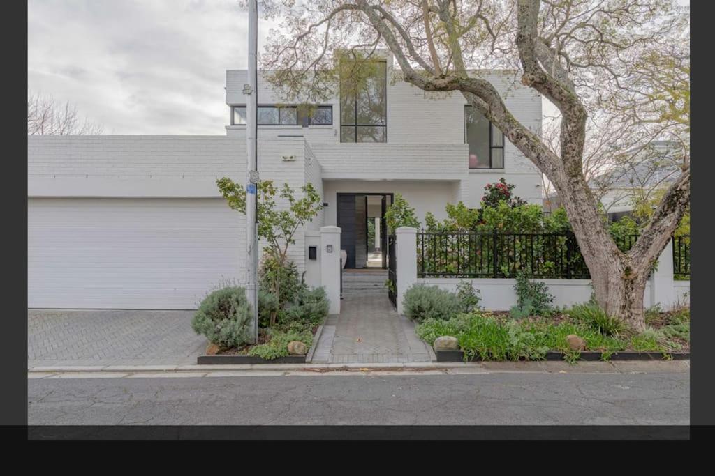 Vineyard House Newlands - With Pool & Views Of Table Mountain Hébergement de vacances